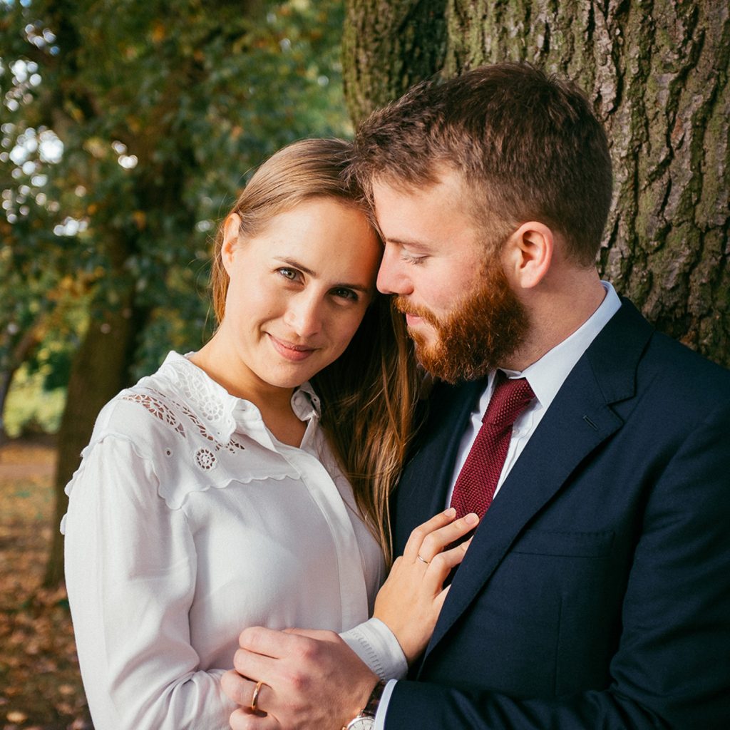 Couple portrait in front of tree in Alandra Palace Gardens