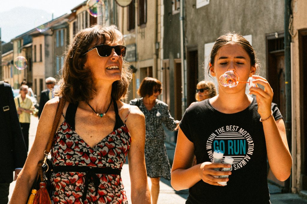 Fille faisant des bulles dans la rue