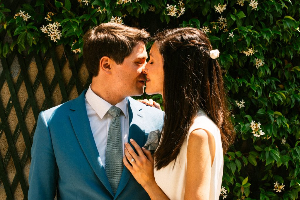 Elise et Julien embrasse devant jasmin