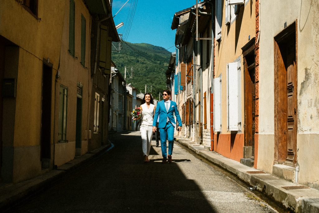 Elise et Julien dans les rue de Saurat 