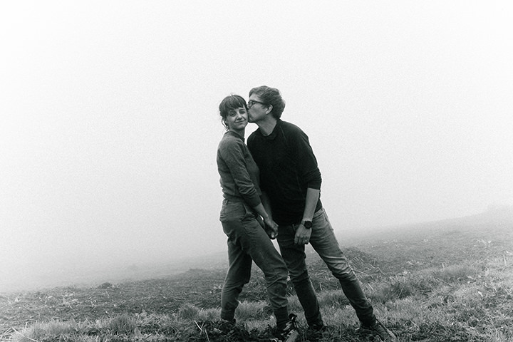 Coline & Matthew in the mountains fog - kiss